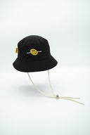 Bob supported noir avec un logo en forme de pillule